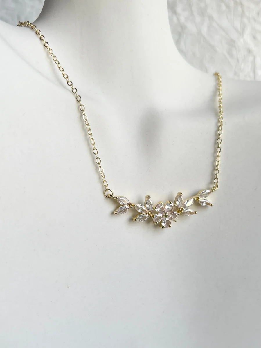 Feine Halskette, glänzende Blumen, Kette für Sie, Brautschmuck, Brautjungfer – Bild 7