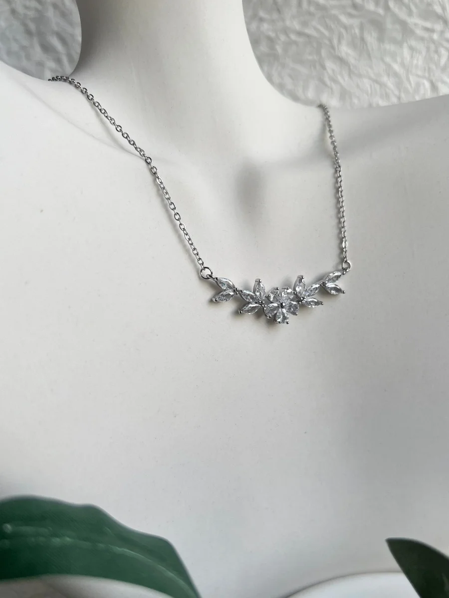 Feine Halskette, glänzende Blumen, Kette für Sie, Brautschmuck, Brautjungfer – Bild 8