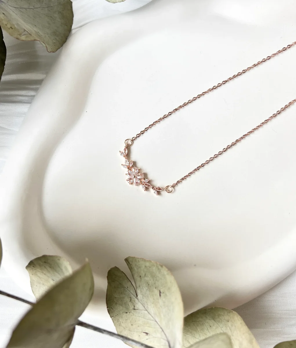 Feine Halskette, glänzende Blumen, Kette für Sie, Brautschmuck, Brautjungfer – Bild 3