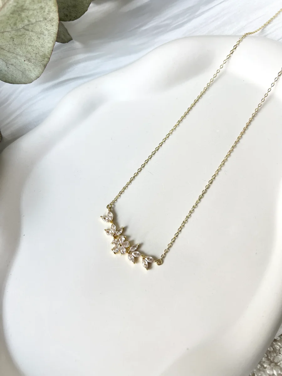 Feine Halskette, glänzende Blumen, Kette für Sie, Brautschmuck, Brautjungfer – Bild 4