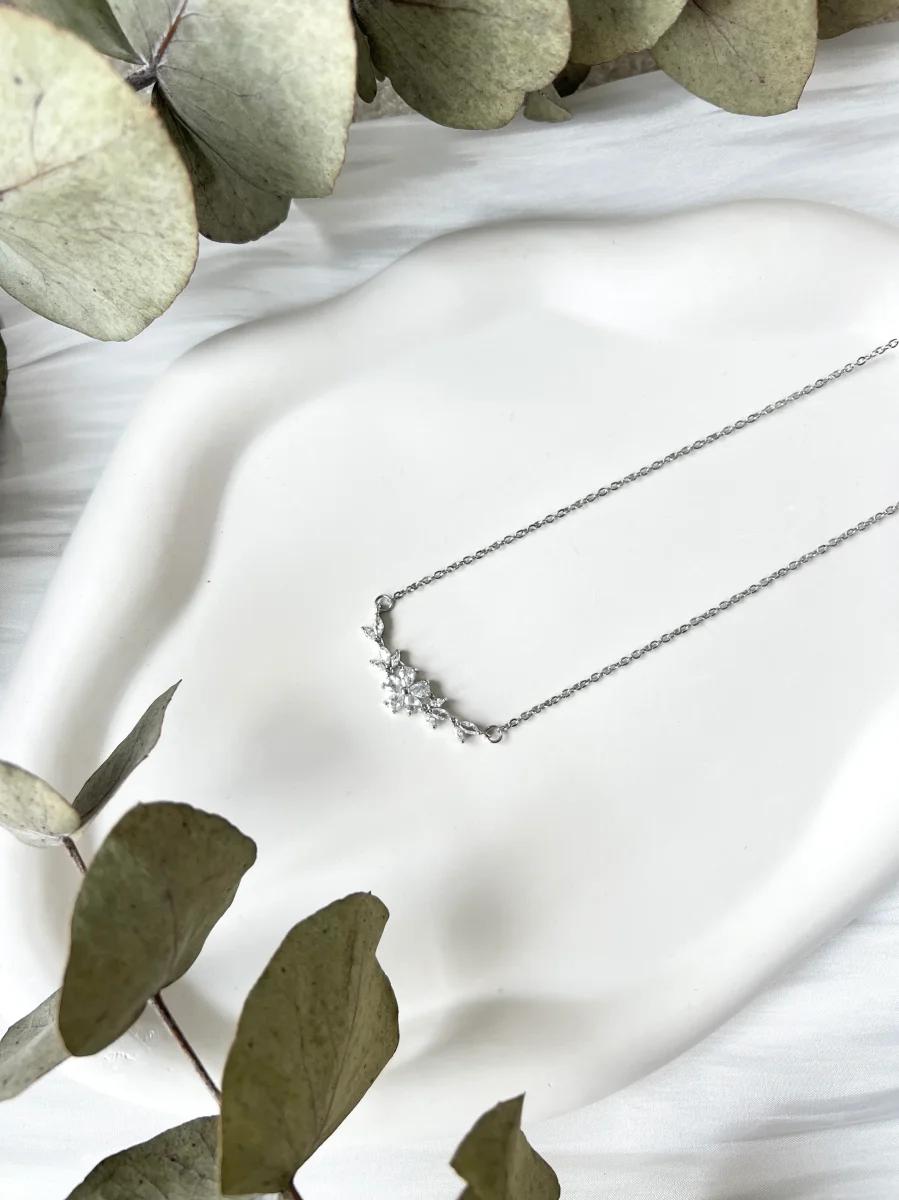 Feine Halskette, glänzende Blumen, Kette für Sie, Brautschmuck, Brautjungfer – Bild 5