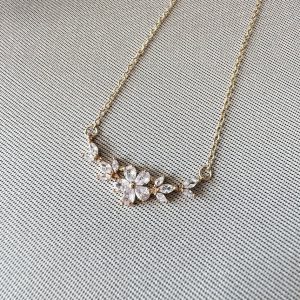 Halskette mit funkelnden Zirkoniasteinen, Gold, Blumen, Brauthalskette floral, Brautschmuck, Trauzeugin, Brautjungfer
