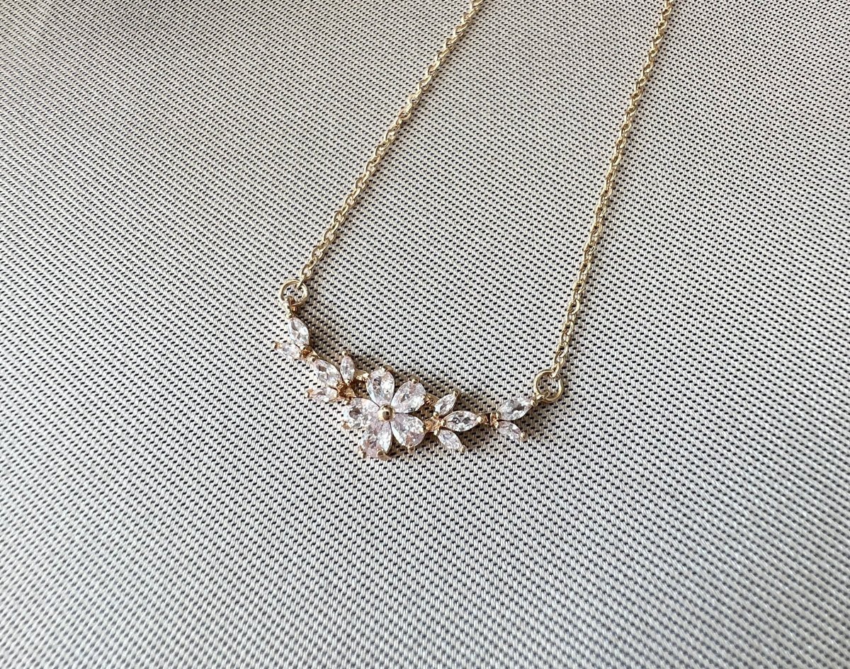 Halskette mit funkelnden Zirkoniasteinen, Gold, Blumen, Brauthalskette floral, Brautschmuck, Trauzeugin, Brautjungfer