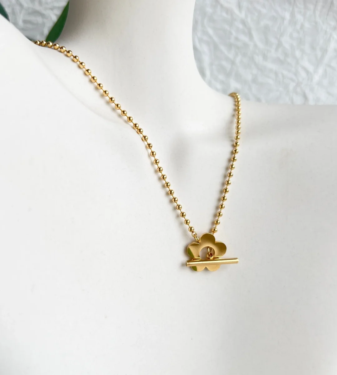 Halskette, Gold, Blumenanhänger, goldene feine Kette, Kugelkette, moderner Schmuck