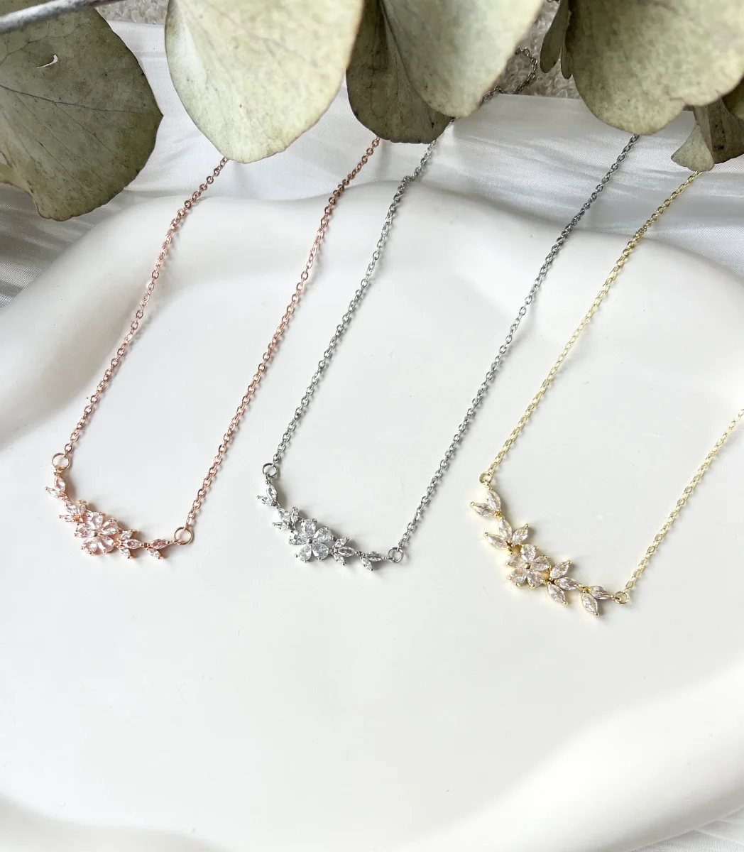 Feine Halskette, glänzende Blumen, Kette für Sie, Brautschmuck, Brautjungfer – Bild 9