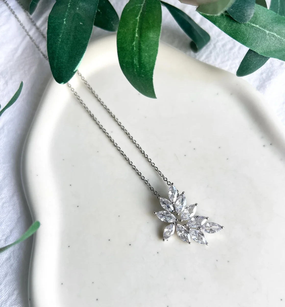 Braut Halskette, Silber, Cubic Zirconia Anhänger, Blätter Form, eleganter Brautschmuck