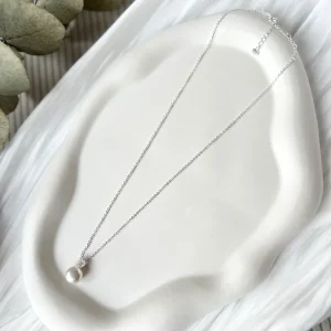 Elegante Halskette mit Perlenanhänger, silberne zarte Kette, feiner Schmuck