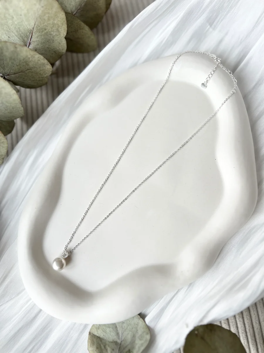 Elegante Halskette mit Perlenanhänger, silberne zarte Kette, feiner Schmuck