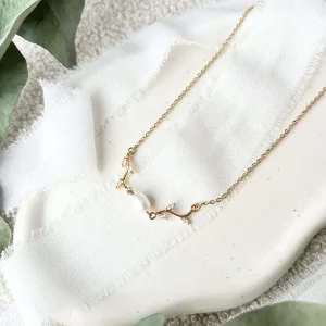 Halskette, golden mit weißer Perle, feine Perlenhalskette, zarte Blätter, kurze Kette, Brautschmuck