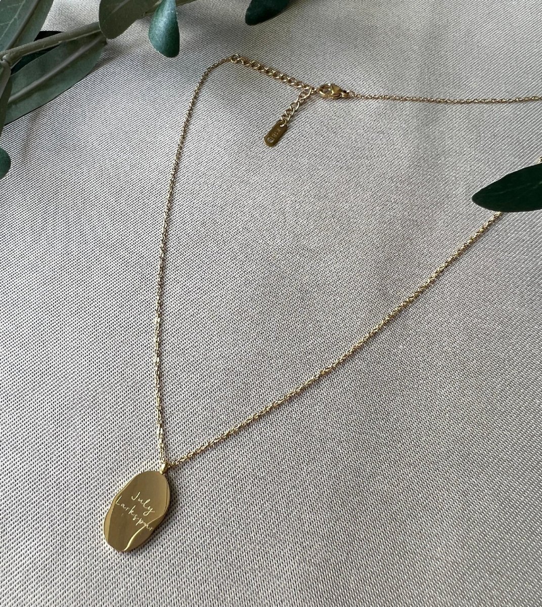 Wendehalskette, Gold, Geburtsblume Juli, Geburtsmonat, Rittersporn Blume Halskette – Bild 8