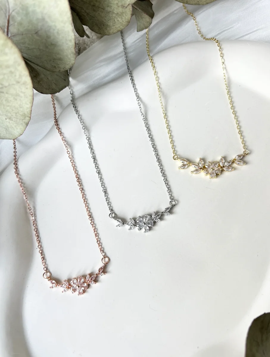 Feine Halskette, glänzende Blumen, Kette für Sie, Brautschmuck, Brautjungfer – Bild 6